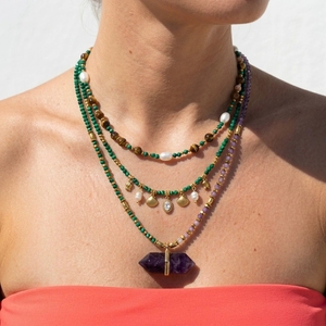 Collier en pierre naturelle style vacances à la mer - Choker perlé en malachite et améthyste pour femme - Product Image 1