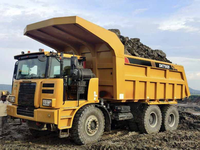 Camion à benne basculante hors route de marque supérieure SKT90SA 900HP Euro 3 6x6 avec une vitesse maximale de 46 km/h pour le transport de matériaux de construction urbaine