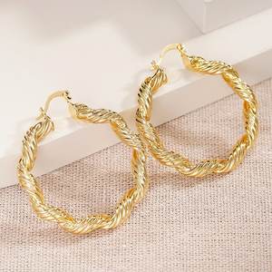 Orecchini a Cerchio in Oro E4449, Design Intrecciato, Stile Classico Unisex per Uso Quotidiano - Product Image 5