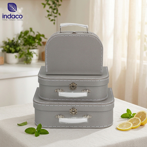 Caja cosmética rígida Indaco con lunares rosas, asa dorada e impresión en lámina. - Product Image 6