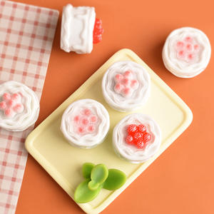 Modelo de Cabujón Plano de Resina Artística Pintado a Mano con Diseño de Pastel de Fresa para Manualidades de Comida en Miniatura - Product Image 3