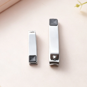 Cortauñas grandes de acero inoxidable para uso doméstico, adecuados para adultos, y una herramienta personal para el cuidado de las uñas. - Product Image 2