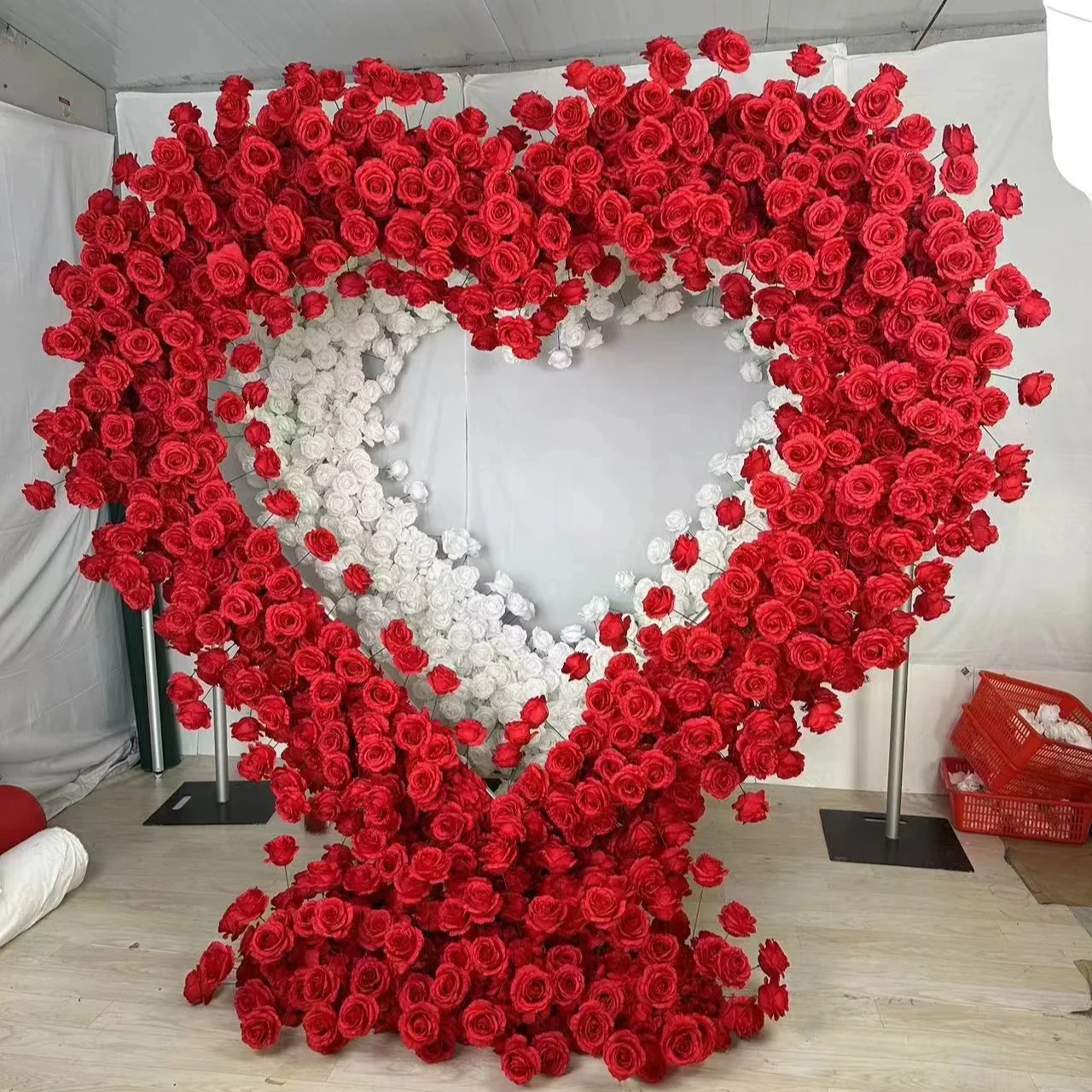 Articles de fête forme de coeur soie rouge rose fleurs arc mariage toile de fond support fleur arc pour la décoration de mariage