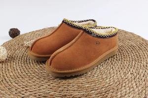 OEM/ODM Cozy Home Casual Shoes, Material de gamuza al aire libre e Interior Superior Calidez Color arena UGGs Zapatilla de mujer - Product Image 3