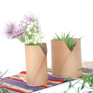 Vase en cuir personnalisé avec un design tendance Instagram, style minimaliste coréen, idéal pour organiser les objets de bureau et - Product Image 1