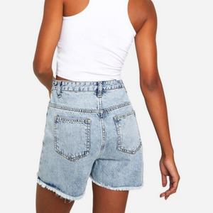 กางเกงยีนส์ขาสั้นสีฟ้าอ่อนแบบฟอกกรดสไตล์ขาดๆ สำหรับผู้หญิง ใส่สบายๆ ในฤดูร้อน เอวพับได้ - Product Image 2