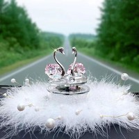 Siège solaire rotatif créatif Aromathérapie Décoration de voiture Ornements et cadeaux Cristal Couple Cygne Parfum de voiture
