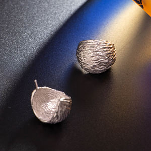 Boucles d'oreilles créoles en métal texturé brossé pour femmes, plaquées or, argent, style bohème minimaliste, style français, élégantes, grosses clous - Product Image 1