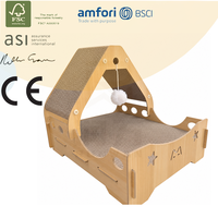 Lit et transat pour chat en bois avec cadre incliné, coussin en carton ondulé et jouet pompon suspendu pour chats d'intérieur