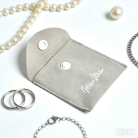 Pochette à bouton en daim gris clair pour bijoux, avec logo personnalisé