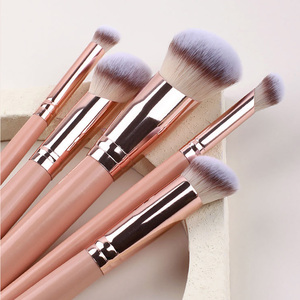 ชุดแปรงแต่งหน้าขนสังเคราะห์สีชมพู 5 ชิ้น ด้ามไม้ แปรงพัด แปรงทาหน้า แปรงทาตา แปรงรองพื้น - Product Image 6