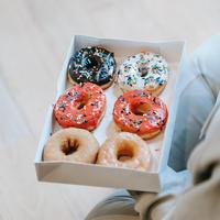 Vente en gros d'emballage en vrac de biscuits au chocolat donut de qualité alimentaire boîtes de boulangerie à biscuits carrées personnalisées en papier kraft brun avec fenêtre