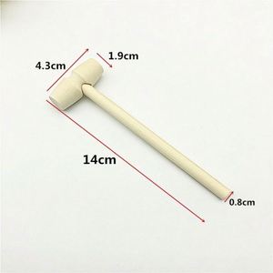 Mini marteau en bois poli écologique avec fonction anti-chute et design ergonomique pour bébé, idéal pour la décoration de fêtes et comme cadeau - Product Image 4
