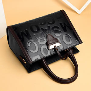 Venta al por mayor de lujo de las mujeres otoños bolsos de cuero PU personalizado patrón de letras estilo de gran capacidad con cremallera verano bandolera - Product Image 6