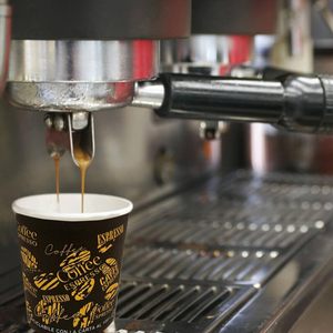 100 ecologico biodegradabile 90ml bicchieri di carta usa e getta con agitatori in legno e nero grafica caffè caldo/freddo Kit di bevande - Product Image 3
