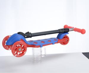 Vente en gros usine : Trottinette à trois roues pliable à un bouton pour bébés de 1 à 9 ans, avec fonction de glisse et de skateboard - Product Image 4