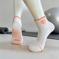 Chaussettes de Pilates personnalisées à faible MOQ, avec logo brodé, antidérapantes pour jeunes, idéales pour le yoga et la danse.