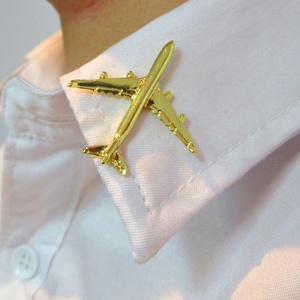 Nuovo Distintivo Metallico Personalizzato Placcato <span class=keywords><strong>Oro</strong></span> e Argento a Forma di Aeroplano con Design Personalizzabile - Product Image 1