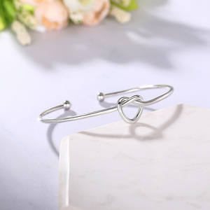 Bracciale a Nodo di Cuore per Donne, Accessorio da Polso Semplice per Uso Quotidiano, Gioiello di Moda - Product Image 5