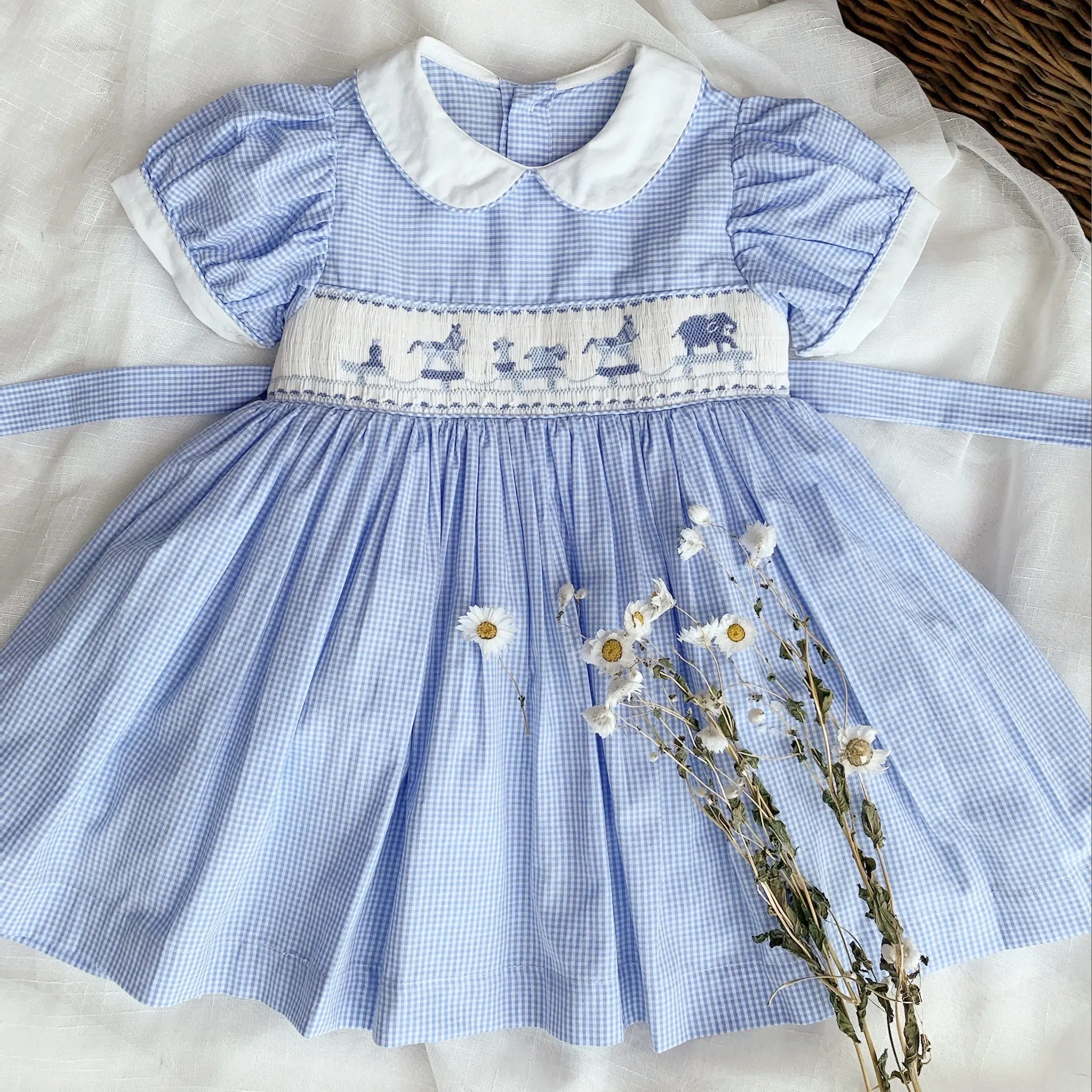 Benutzer definierte Sommer Kinder Stickerei Peter Pan Kragen handgemachte Baby Mädchen Smocked Kleid Kinder Kittel Kleidung Kleinkind Kleidung