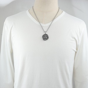 Yunnique – collier avec pendentif tête de loup en acier inoxydable pour hommes, accessoires de bijoux au design animalier à la mode - Product Image 3
