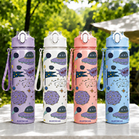 Bouteille d'eau en plastique de 750 ml, capacité moyenne, légère, impression personnalisable, avec sangle de transport, couvercle anti-poussière et verrou de sécurité
