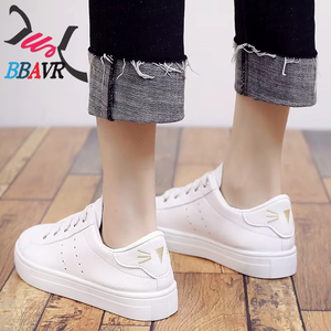 Vente en gros de baskets décontractées pour filles, chaussures plates en PU blanches pour femmes - Product Image 1