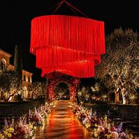 Décoration de plafond de mariage en macramé en gros, lustre à trois couches rouge avec des fleurs artificielles pour la décoration de la réception