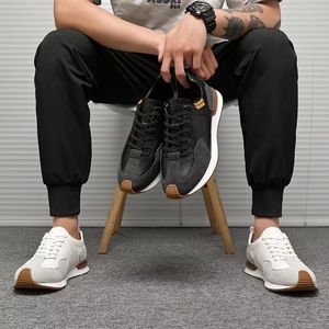 รองเท้าลำลองผู้ชาย กันลื่น ทนทาน ระบายอากาศได้ดี น้ำหนักเบา หนังกลับผสมผสาน ดีไซน์ทันสมัย ใช้งานได้หลากหลาย เหมาะสำหรับเดิน - Product Image 2