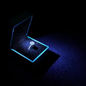 Anillo de compromiso de moissanita con halo de plata 925 chapado en oro de 18K 2026ZP con incrustaciones laterales y accesorio de regalo - Product Image 3