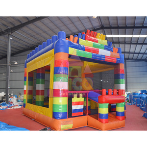 Château gonflable personnalisé en blocs de construction, thème briques, pour agences de planification d'événements et entreprises - Product Image 2