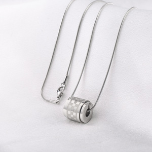 สร้อยคอจี้ตะแกรงหมุนได้สแตนเลสสตีล ดีไซน์เรขาคณิต แฟชั่นเครื่องประดับสำหรับทุกเพศ - Product Image 1