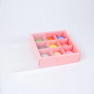 Boîte cadeau de 9 bonbons et friandises au chocolat blanc avec séparateurs en papier - Product Image 2