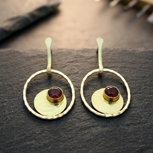 Boucles d'oreilles pendantes en laiton plaqué or 18 carats de haute qualité avec pierre précieuse grenat pour femmes - Bijoux minimalistes faits à la main pour les fêtes - Product Image 3
