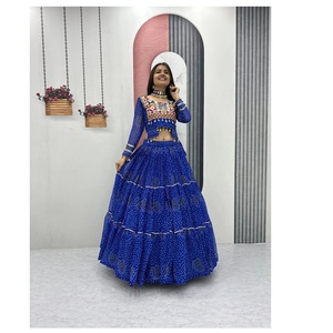 Lehenga Choli de diseñador más vendido para mujer con bordados elaborados y dupatta para bodas y ocasiones nupciales, disponible para la venta. - Product Image 1