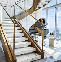 Escalier droit sur mesure de luxe, fabriqué avec des accents en nickel brossé et des marches larges, pour les lofts résidentiels haut de gamme