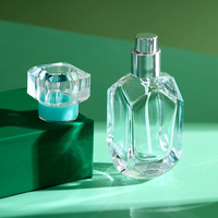 Vente en gros Bouteille de parfum vide de luxe de 30ml 50ml Design unique carré en verre avec pulvérisateur à pompe Emballage en boîte personnalisé transparent