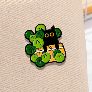 Distintivo Personalizzato <span class=keywords><strong>in</strong></span> Metallo <span class=keywords><strong>a</strong></span> Forma di Gatto Nero tra Foglie Verdi - Product Image 5