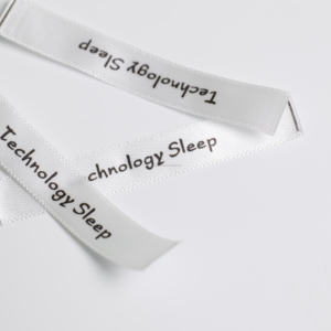 Etiqueta de cuello de satén tejida impresa Etiqueta de marca de alta densidad con información de cuidado de lavado para camisetas - Product Image 4