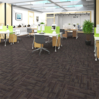 Dalles de moquette commerciales modernes en PP 50x50 cm, à rayures carrées, à boucles multi-niveaux, adaptées aux animaux domestiques, lavables, pour bureaux et hôtels