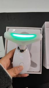 新しい7色LEDネックとフェイスマッサージャーデバイスライトセラピーしわ用ダブルチン振動フェイシャルマッサージャーGuashaツール - Product Image 5