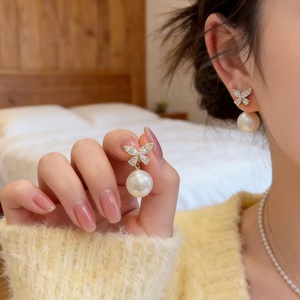 Boucles d'oreilles tendance en zircon micro-incrusté avec perles en forme de papillon pour femmes, accessoires de bijoux élégants et raffinés, style luxe léger - Product Image 4