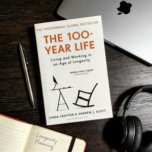 La vie à 100 ans : Adaptation à la longévité, planification <span class=keywords><strong>de</strong></span> carrière, stratégie <span class=keywords><strong>de</strong></span> vie, livre <span class=keywords><strong>de</strong></span> lecture <span class=keywords><strong>de</strong></span> Lynda Gratton et Andrew J. Scott - Product Image 1
