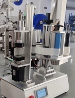 Machine d'étiquetage semi-automatique pour bouteilles verticales carrées non standard et irrégulières en métal/verre