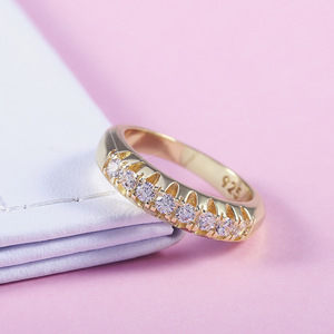 Anello con Barra di Cristallo Geometrica a Fila Singola per Donne, Tono Dorato, Accessorio Minimalista per Uso Quotidiano - Product Image 3