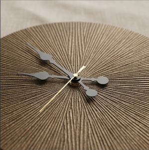 Reloj de Mesa de Latón y Cerámica Estilo Art Déco con Diseño de Rayos de Sol Dorados |   Decoración Minimalista para el Hogar con Diseño Radial Texturizado en Bronce para el Pasillo - Product Image 5