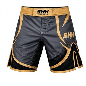 Shorts de combat MMA personnalisés pour hommes, noir et or, avec fentes latérales profondes, ceinture Velcro et ourlet incurvé pour l'entraînement de BJJ, de grappling et de kickboxing - Product Image 1