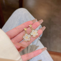 Boucles d'oreilles tendance 2025 pour femme, motif floral vintage, strass personnalisés, plaqué or 14 carats, alliage de haute qualité, imitation perle, pour soirée