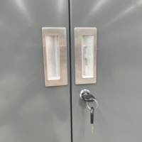 Armoire de rangement en acier robuste et moderne avec deux compartiments et étagères réglables pour atelier industriel et entrepôt