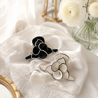 Nouvel accessoire capillaire délicat en tissu multicouche motif fleur de camélia noir et blanc, avec pétales floraux, pour demi-queue de cheval ou queue de cheval, style requin